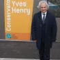 Yves Henry devant le conservatoire qui porte son nom à Villabé.