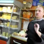 Yannick, fromager de la place Gordaine © Facebook officiel.