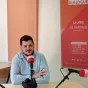 Théo dans les locaux de Dialogue RCF