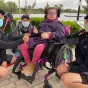 Lucie accueille son frère et son père à l'arrivée