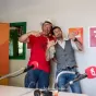 Titre Instant Culture sur fond orange de rubrique Culture avec en bas à droite la caricature de Thierry Chesneau lunette rouge et micro RCF à la main
