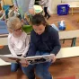 2019 Ecole Saint-Henri de Brélès - une élève de CM2 fait la lecture à une petite de maternelle.