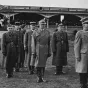 © Archive départemental de Maine-et-Loire : Ces photographies prises au stade Bessonneau à Angers en 1940 nous montrent la cérémonie de remise de fanion à un régiment polonais recréé sur place. Le général Sikorski, chef du gouvernement, préside.