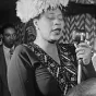 Ella Fitzgerald (1947) une des icônes de l'improvisation scat de l’histoire du jazz.