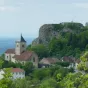 ©2021 - Amive - La Madone veille depuis son rocher sur l'église de Saint-Laurent-la-Roche