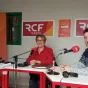 Titre événements sur fond rouge de rubrique actualité avec en bas à droite une main tendant un micro vers le haut sans pompom