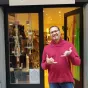 patrice RAGONNEAU graveur sur verre devant sa boutique a gap