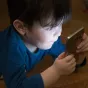 Pixabay - un enfant scotché à l'écran d'un téléphone portable