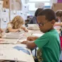 Enfants dans une classe à l'école ©Photo by CDC on Unsplash