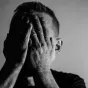 Homme qui se couvre le visage avec les mains ©Image par Małgorzata Tomczak de Pixabay 