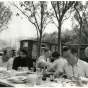 Roland Bonnet. Communauté de bâtisseurs de la Pépinière à Pontault Combault, repas avec les compagnons et l’abbé Pierre, mai 1954.