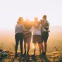 Famille devant un coucher de soleil ©Photo by Helena Lopes on Unsplash