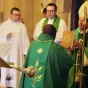 Titre événements diocésains sur fond rouge de rubrique actualité avec en bas le toit et le clocher de la maison du diocèse de Nevers