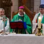 Titre événements diocésains sur fond rouge de rubrique actualité avec en bas le toit et le clocher de la maison du diocèse de Nevers