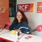 Titre événements sur fond rouge de rubrique actualité avec en bas à droite une main tendant un micro vers le haut sans pompom