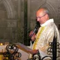 Titre événements diocésains sur fond rouge de rubrique actualité avec en bas le toit et le clocher de la maison du diocèse de Nevers