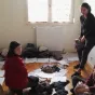Les élèves en plein tri de vêtements