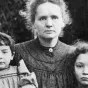 Marie Curie et ses filles Eve et Irène. Elles deviendront des porte-drapeaux du féminisme. AFP