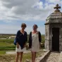 Valérie Gendreau, en compagnie de Marion Carl, guide-conférencière à Brouage.