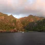 La baie de Hanavave à Fatu Iva, îles Marquises - Wikimédia commons