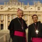 Mgr Roland (à gauche) sur la place St Pierre à Rome avec Mgr Noblot, RCF JBCocagne