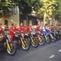  l'équipe spéciale d'acrobaties motocyclistes de la Préfecture de Police de Paris en août 2004 lors de la fête patronale de la Saint-Julien