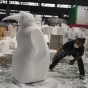 Un ouvrier sculpte le pingouin 