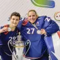  Marion Rebuffet et Chloé Joly-Vuillemin posent devant la coupe du monde de Roller Hockey le 13 septembre 2021