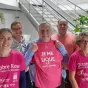 Avec la Ligue contre le cancer, représentée par Chantal Blanchard, sa présidente départementale (1ère à droite, au premier plan), le docteur Emmanuel Blin (1er à droite, au second plan) a présenté la campagne Octobre rose, mardi dernier.