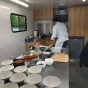 L'intérieur du camion équipé comme une cuisine