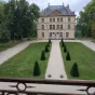 La cour du château de Crépol