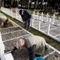 Illustration de bénévoles qui s'occupent des carrées militaires © Souvenirs Français