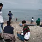 Des migrants sur la place de Lesbos. DR