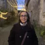 Véronique van den Broek travaille à l'office de tourisme de Rochefort-en-Terre et est notre guide. © RCF Sud Bretagne.