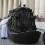 Le pape François inaugure une sculpture représentant des migrants sur un radeau, le 01/10/2019, Vatican © VATICAN POOL/CPP/CIRIC
