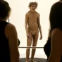 Des visiteurs observent la représentation d'un homme de Néandertal, le 19 juillet 2004 au musée national de la Préhistoire des Eyzies-de-Tayac ©PATRICK BERNARD / AFP