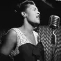 Billie Holiday dans le magazine Down Beat (vers février 1947). © Wikipedia.