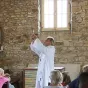 Le Père Jean-Christian célèbre la messe ©Diocèse de Vannes