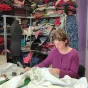 Maïté dans son atelier de costumière - © RCF Lyon 2022 (Didier Rodriguez)