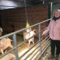 Christine Delecluse devant ses chèvres angora  © Rcf Hauts de France Anne Henry