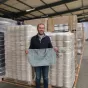 Antoine Saint-Pierre avec l'un des premiers sacs de caisse en tissus recyclés © RCF Lyon (Didier Rodriguez)