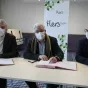  Fabrice Level, directeur de l’ensemble scolaire Saint-Thomas-d’Aquin,Yves Goasdoué, président de Flers Agglo, et Alain Gauthier, principal du collège Sévigné lors de la signature (Isabelle Morel, principale du collège Jean-Monnet, était absente) (© Flers Agglo)