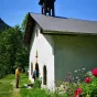 Visiteurs à la chapelle du hameau de Bionnassay 