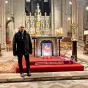 Père Gwenaël Maurey devant l'autel de la basilique de Sainte Anne d'Auray ©Chrétiens en Morbihan