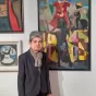 Françoise Cohen devant La jeune mendiante et la belle robe, Adham Ismail. Photo : Adèle Thiery
