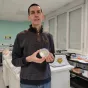 Nicolas Debrus, professeur de biotechnologie au lycée Blaise Pascal de Châteauroux portant ce blob. © RCF - Hugo Sastre.
