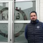 Adrien Repellin-Villard devant les nouveau locaux de son entreprise