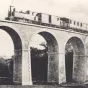 Le tacot part en direction d’Amancey -  passage sur le viaduc de Cléron  @ Musée du Tacot à Cléron dans le Doubs