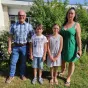 acôme et Chloé, membres du Conseil Municipal des enfants du POinçonnet, entourés de deux adjoints de la commune. © RCF - Hugo Sastre.