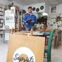 Baptiste Davout dans le café-librairie solidaire à Brest. ©Julie Rolland